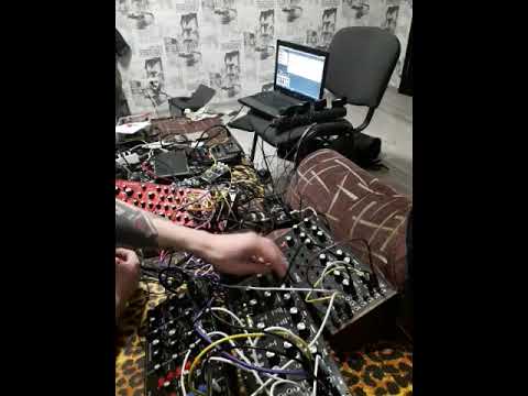 Moog DFAM & Mother-32 - Neutron for realtime drumrolls, stabs, pitch shifts and noises