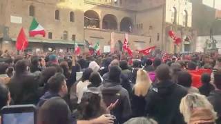 Bologna, i manifestanti cantano «Bella ciao» in piazza del Nettuno