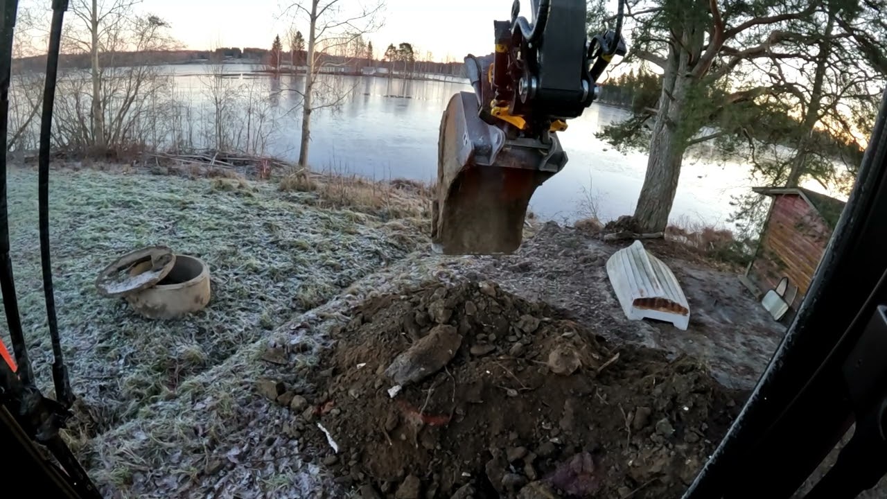 Kauniissa aamussa öljysäiliön ylösnousemus. Volvo Ew180E