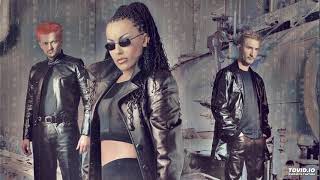 Colonia ruke u zrak (2002)