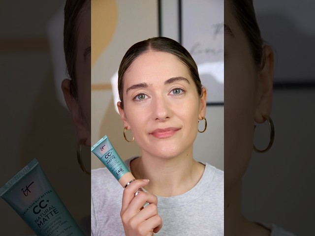 Vídeo relacionado con IT Cosmetics, Base de Maquillaje Matificante y Control de Brillo 16h, Minimiza Poros, Hidrata 24h, Your Skin But Better CC+ Natural Matte SPF 40, Tono Medium, 32 ml