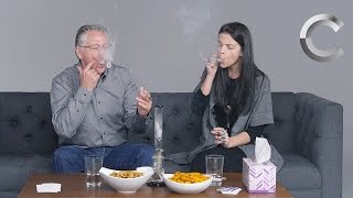 Pais e filhos falam sobre cannabis enquanto fumam juntos pela primeira vez