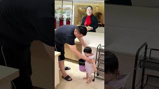 Baby playing with dad is so funny!!😂 赤ちゃんを見失わないためのパパの工夫が最高。🤣💗