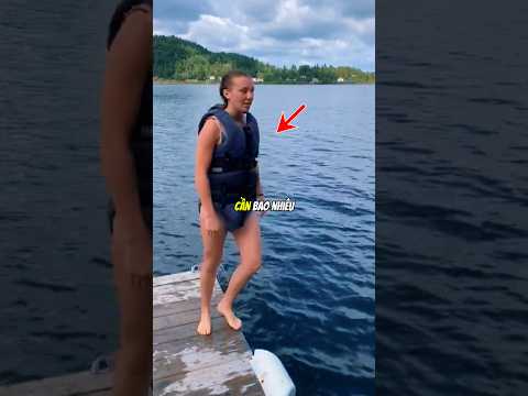 Cô gái này muốn biết cần bao nhiêu chiếc áo phao để cơ thể không chìm 😮