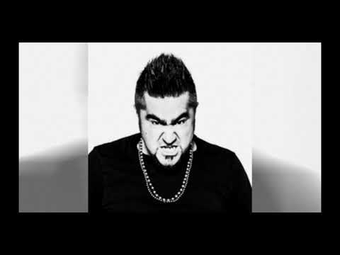 Zoo di 105 del 27/05/15 - si veste da cavallo