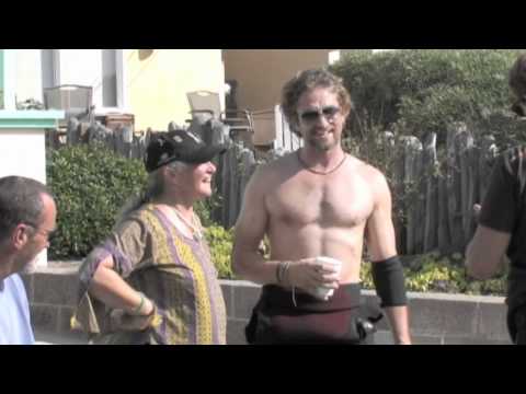 Gerard Butler Hospitalized After On-Set Surfing Accident - Splash News | Splash News TV