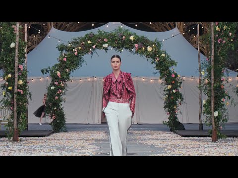 Chanel Haute Couture 2021 (SS21) Paris Fashion Week 🥻