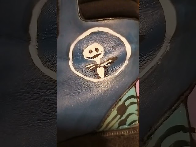 Vídeo relacionado con Vanilla Underground Beetlejuice Pantuflas Mule Negras Unisex | Zapatos de casa con diseño de logotipo icónico | Calzado cómodo sin cordones | Mercancía clásica de la película Tim Burton