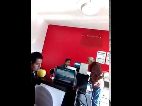 Vuelve a atacar el anciano viejito de la combi vs señora