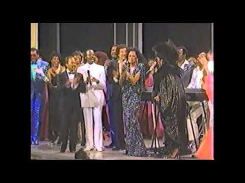 Diana Ross & Patti Labelle - I Wanna Know What Love Is (Live @Apollo Theatre 1985)