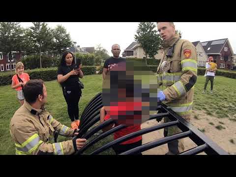 Brandweer Flevoland redt kind dat bekneld zit in speeltuin