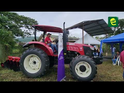 Ministerio de Agricultura entrega tres tractores a organizaciones de productores en Morona Santiago