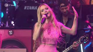 Melissa Naschenweng in Pink - Die Liebe ist ein seltsames Spiel(Connie Francis 1960)#cover #schlager