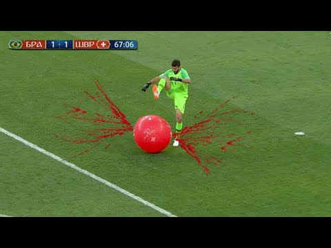 Le 12 cose più strane lanciate in un campo da calcio