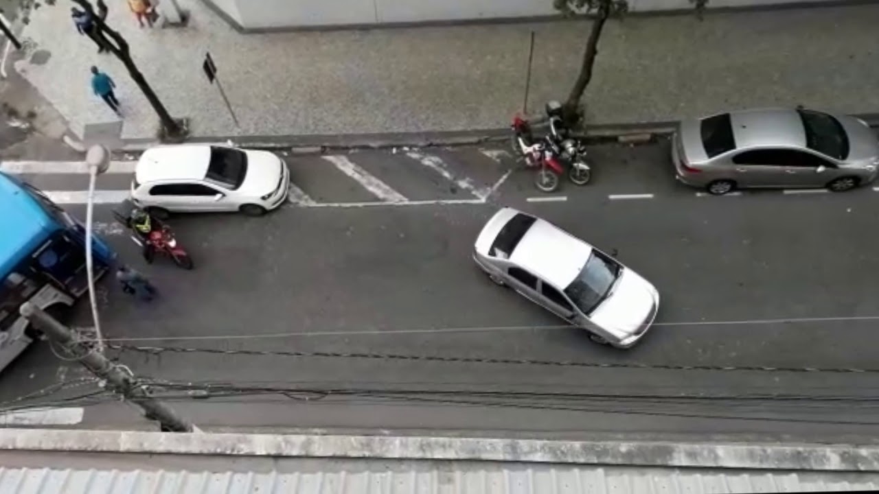 Imagem: Estacionamento irregular provoca caos no trânsito no Manoel Honório