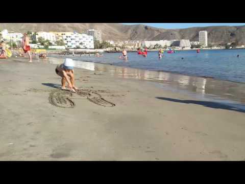 Sofi raczkuje na plazy / Sofi gateando en la playa
