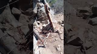 cerca no pasto de pedras