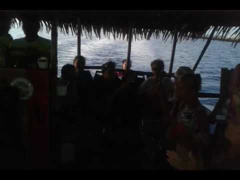 Petit extrait de la bringue sur pirogue...