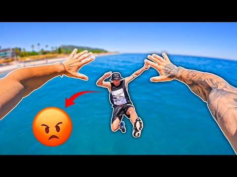 ESCAPING ANGRY TOURIST ( Epic Parkour POV )