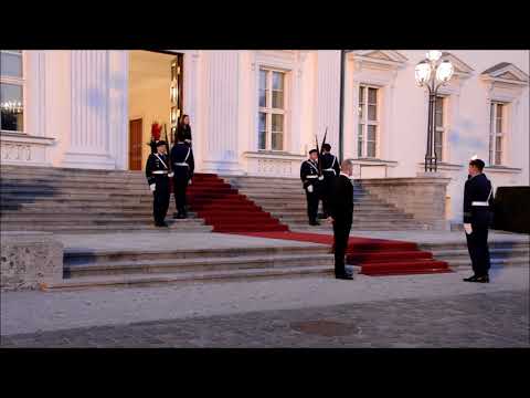 Ehrenposten Ablösung Schloss Bellevue III