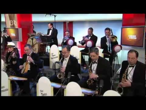 Was macht der Mann da auf der Veranda