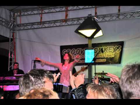 Groovemonkeys live - Another one bites the dust - Diashow