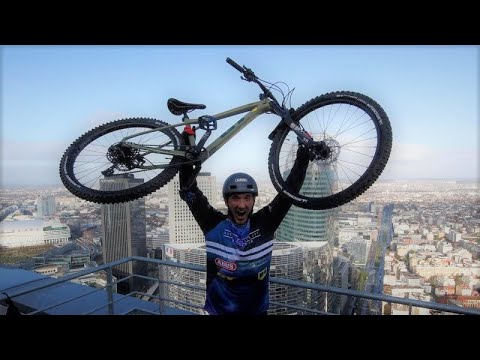 フランスのサイクリストが33階を登る (French cyclist climbs 33 floors)