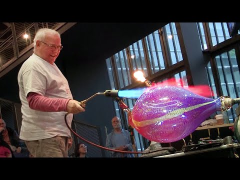 Lino Tagliapietra Guest Artist Demonstration | Blue vase (2016)