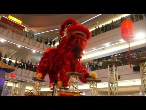 CNY 2013 ~ Acrobatic lion dance (跳高樁舞獅 Múa Lân) by Khuan Loke @ Tropicana City Mall