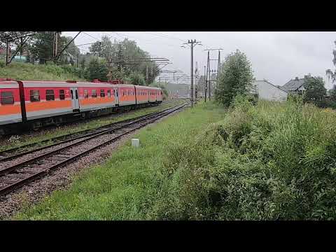 ED72 i EN57 w deszczowym klimacie na stacji Zakopane.