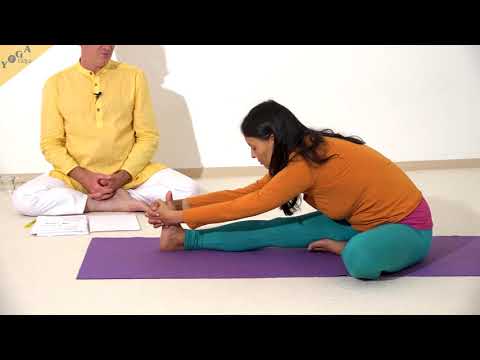 Halbe Vorwärtsbeuge mit gefalteten Händen um den Fuß - Yoga Asana Lexikon