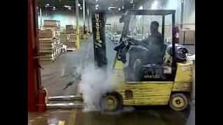 preview picture of video 'HYSTER FORKLIFT BURNOUT AGAINST A POLE IN JACKSON, TN.'