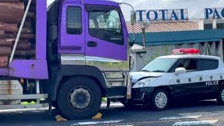 [討論] 日本發生停車的事故卡車突然暴衝撞壞警車的離奇車禍
