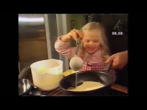 Fredrik Eriksson lagar mat med barnen Isabell och Simon. Pannbiffar och pannkakor.