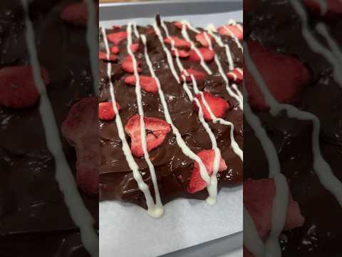 Chocolate Strawberry Pretzel Bars🥰#chocolate #viral #sweet #shorts #delicious #dessert