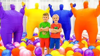 Chris et ses amis jouent avec des ballons et des jouets