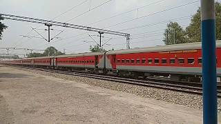 preview picture of video '12554 Vaishali SF Express (NDLS - SHC) Crossing Daraundha Junction'
