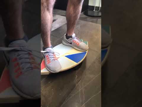thumbnail video image 2 of Tabla de Balance Kahuna Balance Boards Mini Surf (Mediana) para Adulto. Azul Marino, Verde Aclarado y Verde, 2 of 6