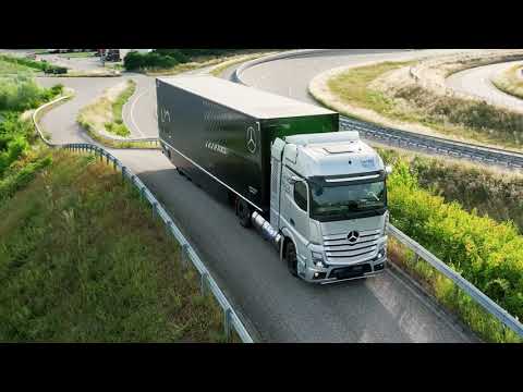 Filling Mercedes-Benz GenH2 Truck