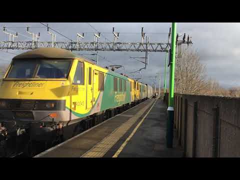 90045 and 90049 4S44 Daventry to Coatbridge with Epic 4 Tone 25/01/19
