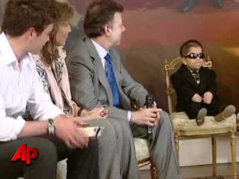 Raw Video: Shortest Man Meets Colombian Pres.