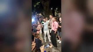 Il video della gente che canta le canzoni di Guccini in via Paolo Fabbri 43 a Bologna: le emozion...