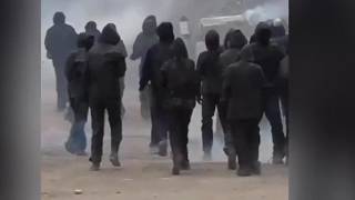 No tav vestiti di nero e incappucciati assaltano il cantiere con bombe carta e petardi