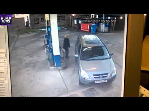 Frau an der Tanksäule