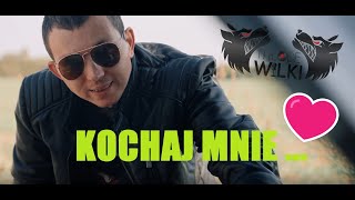 Musik-Video-Miniaturansicht zu Kochaj mnie Songtext von Młode wilki feat. Jarek, Bandziorek & Danusia