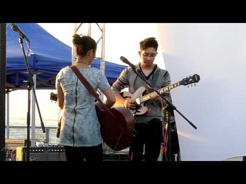 Little Little／Sun Eskimos@clockenflap 2011