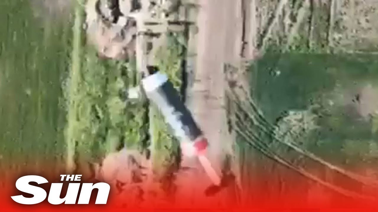Tropas ucranianas bombardeiam russos inimigos com granadas de drones