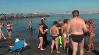 il-sindaco-porta-sfogliatelle-in-spiaggia