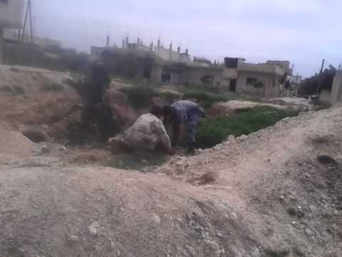 تجهيز مدفع الهاون لذرب مقرات النظام في مدينة مورك من قبل لواء أنصار الحق في ريف حماة