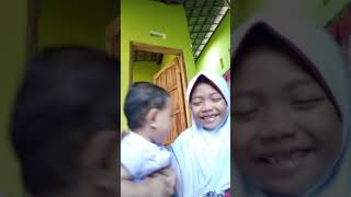 Download lagu Sikecil cium kakak mp3